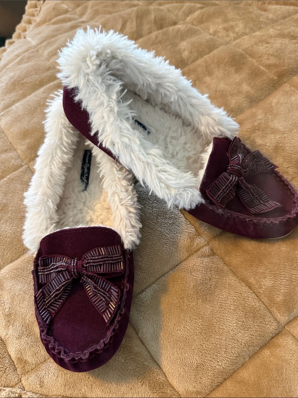 American Eagle Women's Burgundy Faux-Fur Lined Moccasin Slippers with Bow, NWOT